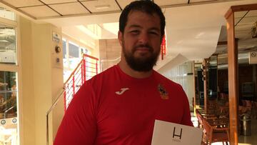 El pilier de la selección española de rugby Jesús Moreno posa con un ejemplar de la revista H.