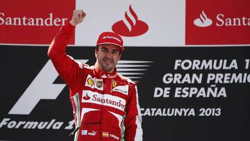 Fernando Alonso en el podio tras su victoria en Montmel&oacute; en 2013.