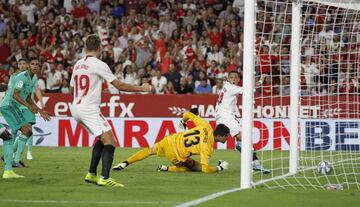 Jugada del gol anulado a Javer Hern??ndez 'Chicharito' por fuera de juego.