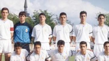 <b>DEBUT. </b>Raúl, abajo y segundo por la izquierda, posa con su equipo.