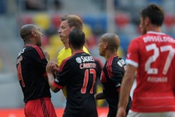 Luisao con el Benfica en 2012 en un amistoso de verano agredió a un árbitro. Inicialmente la federación portuguesa le sancionó dos meses en los partidos de su circunscripción, pero la FIFA extendió el castigo a los partidos nacionales o internacionales. 
