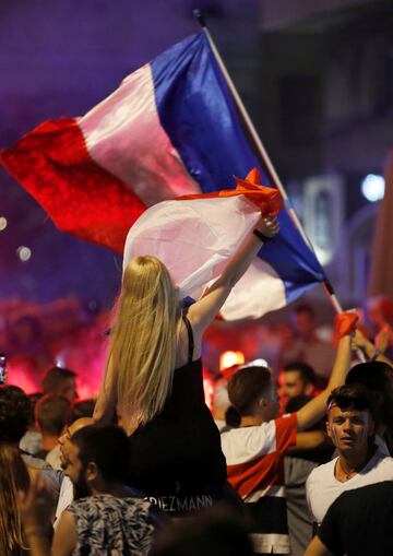 Los aficionados franceses celebraron la clasificación de su selección para la final del Mundial. 