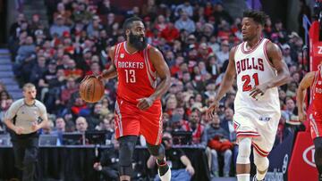 James Harden, perseguido por Jimmy Butler.