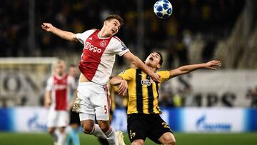 Wober (derecha), en Champions League.