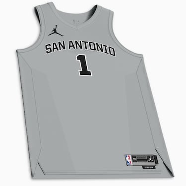 El uniforme Statement Edition de los San Antonio Spurs para la temporada 2025/26 es gris claro con ribetes en blanco y negro, y lleva 'San Antonio' en el pecho, algo que no ocurría desde 1989. Este diseño moderno y sobrio conecta con la identidad local y marca la primera actualización del uniforme alternativo desde 2022. Se estrenará oficialmente el 7 de noviembre durante la Emirates Cup.
