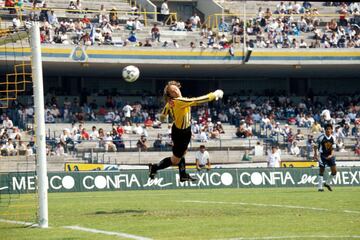 El portero uruguayo tuvo destacadas participaciiones con el Puebla entre 1995 y 1999, después se fue al futbol español con el Sevilla.
 