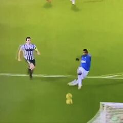 Morelos intuye el error del defensa y vuelve al gol