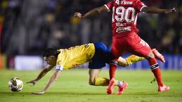 America's Spanish midfielder #08 Alvaro Fidalgo (L) and Toluca's forward #190 Isaias Violante fight for the ball during the first-leg quarterfinal football match of the Liga MX Apertura tournament between America and Toluca at the Ciudad de los Deportes Stadium in Mexico City on November 27, 2024. (Photo by Rodrigo Oropeza / AFP)