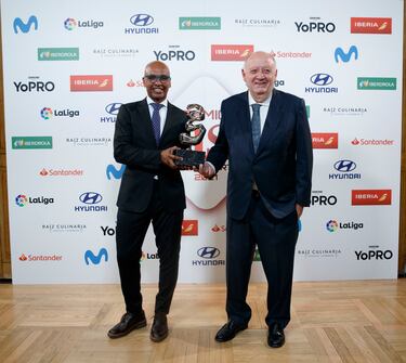 Marcos Senna y José Manuel Llaneza posan con el Premio AS del Deporte 2021 que reconoció la gran evolución del Villarreal. 

 