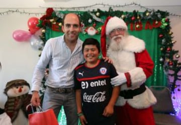 Sergio Jadue compartió con los niños en el Hospital Calvo Mackenna.