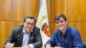 Francho Serrano firma su nuevo contrato junto al director general Raúl Sanllehí.