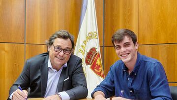 Francho Serrano firma su nuevo contrato junto al director general Raúl Sanllehí.