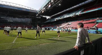 Luis Enrique observa el entrenamiento del grupo.