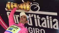 Alberto Contador eleva el trofeo que le acredita como campe&oacute;n del Giro de Italia.