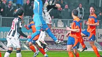 <b>AL BORDE DEL PRECIPICIO. </b>Los albinegros tiraron de casta en los minutos finales pero el Girona fue más efectivo de cara a portería.