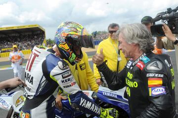 Ángel Nieto felicita a Rossi en Le Mans por igualar su registro de noventa victorias.