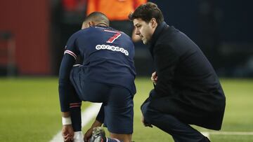 Pochettino y Mbapp&eacute;, durante un partido reciente del PSG.