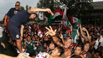 Chivas recibe apoyo de su afición antes del debut en casa