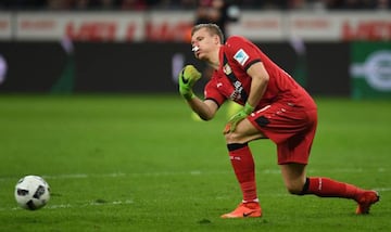 Bernd Leno durante un partido con el Bayer Leverkusen.