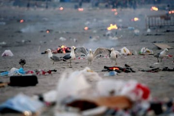 Aspecto que presentaba la playa de Riazor, en A Coruña, tras una noche mágica en la que unas 150.000 personas espantaron a las "meigas" con el fuego de cientos de hogueras. Y sus respectivos residuos...