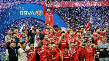 Soccer Football - Liga MX - Final - Second leg - Toluca v America - Estadio La Bombonera, Toluca, Mexico - May 25, 2025 Toluca's Alexis Vega and teammates celebrate with the trophy after winning the Liga MX REUTERS/Henry Romero