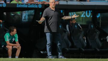 El entrenador del Celta de Vigo, Rafa Benítez, durante el partido de la jornada 1 de LaLiga que disputan el Celta de Vigo y el Osasuna este domingo en el estadio de Balaídos en Vigo.