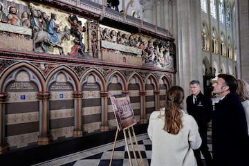 El presidente francés, Emmanuel Macron (derecha), visita la catedral de Notre Dame de París.