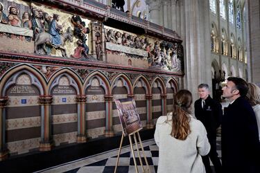 El presidente francés, Emmanuel Macron (derecha), visita la catedral de Notre Dame de París.