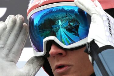 El tradicional torneo de los Cuatro Trampolines hizo su tercera parada en Innsbruck (Austria). Daniel Huber,
saltador local, se ajustaba las gafas durante un entrenamiento y en las lentes se reflejaba la impresionante perspectiva de la rampa del Olympiaschanze Stadion en la que se impulsan las águilas del esquí.
