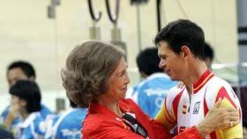 <b>FELICITACIÓN REAL. </b>Nada más acabar la prueba de madison, la Reina Sofía felicitó a Llaneras y a Tauler en compañía de Alejandro Blanco.