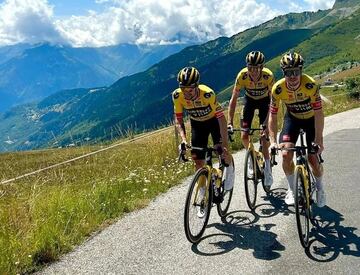 Primoz Roglic, junto a compañeros del Jumbo, entrena en Tignes.