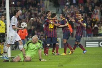 Los jugadores del Barcelona celebran el gol de Messi de penalti. 1-0.