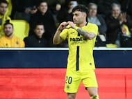 Villarreal's Spanish forward #20 Alberto Moleiro celebrates scoring his team's first goal during the Spanish league football match between Villarreal CF and Deportivo Alaves at La Ceramica Stadium in Vila-real on January 10, 2026. (Photo by JOSE JORDAN / AFP)