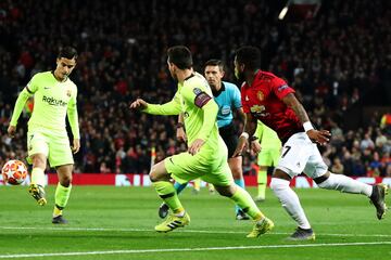 0-1. Leo Messi dio el pase para que Luis Suárez rematara de cabeza y Luke Shaw desviara el balón para anotar en propia puerta el primera tanto del Barça.