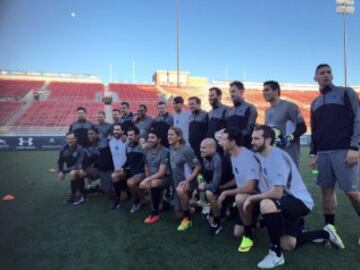 El equipo Global Legends posa en el estadio Sam Boyd de Las Vegas. Se distingue a Figo, Cafú, Salgado, Maldini, Shevchenko...