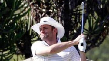 <b>REFUGIO. </b>Green intentó evadirse ayer jugando al golf.