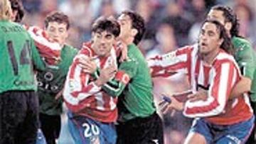 <b>¿PENALTI?</b>. Moran que sujeta a Paunovic y Juanma a Lequi, dentro del área del Racing, pudieron hacer un penalti que se tragó un mal árbitro.
