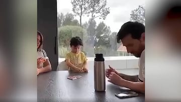 Messi le pone un lío a Mateo jugando Uno y Antonella solo ríe