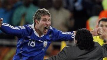 <b>Palermo</b> celebra con Maradona su tanto en el Mundial de Sudáfrica.