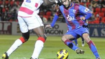 <b>PRESENCIA. </b>Sastre intentó controlar el juego del Huesca desde el centro del campo.