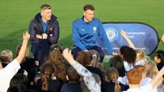 Jugadores del Stockport County atienden a los ni&ntilde;os. 