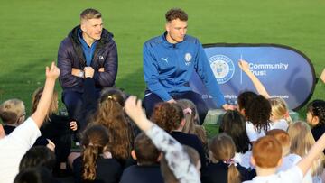 Jugadores del Stockport County atienden a los niños.