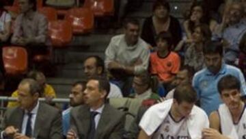 <b>IMPOTENCIA. </b>Messina, Velickovic, Suárez, Prigioni, Reyes, Tomic, Garbajosa, Llull... Las caras en el banquillo eran un poema el viernes.