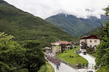 Carapaz y Landa siguen a Nibali en el Mortirolo; Roglic cede 1:22