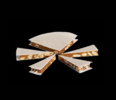 El postre más vendido en Cuenca durante la Semana Santa es el Alajú. Es un dulce a base de miel y almendras tostadas envuelto entre dos obleas y prensado para hacer las tortas. Se cree que los orígenes de este bocado se remontan a las antiguas rutas comerciales, que lo trajeron desde la lejana China hasta la península ibérica.