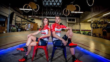 Puck Moonen y Nikolas Maes posan con el nuevo maillot del Lotto-Soudal para 2018.