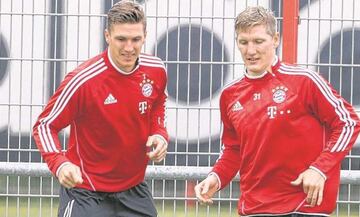 Bastian se consagró con el Bayern Múnich y la Selección de Alemania, pero su hermano, quien se desempeñaba también como centrocampista, estuvo toda su carrera en categorías inferiores hasta el 2013, año de su retiro.