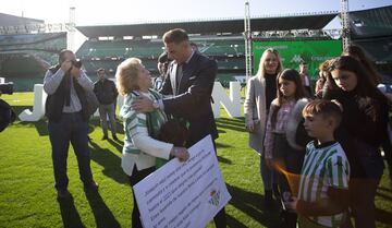 Multitudinario acto de renovación de Joaquín con el Betis