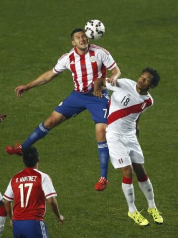 CA23. CONCEPCIÓN (CHILE), 03/07/2015.- El delantero paraguayo Raúl Marcelo Bobadilla (i) y el delantero peruano André Carrillo (d) durante el partido Perú-Paraguay, por el tercer y cuarto puesto de la Copa América de Chile 2015, en el Estadio Municipal Alcaldesa Ester Roa Rebolledo de Concepción, Chile, hoy 3 de julio de 2015. EFE/Juan Carlos Romo