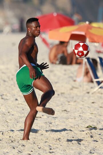 Vinicius disfruta de sus vacaciones en las playas de Río